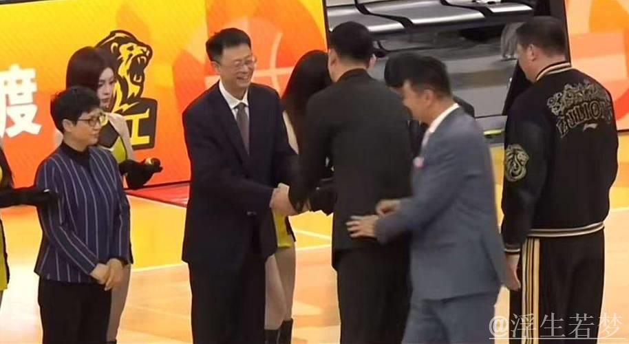 不给冠军面子？为王博颁戒指掉地上，楼明更衣室领奖，球迷：太教条了